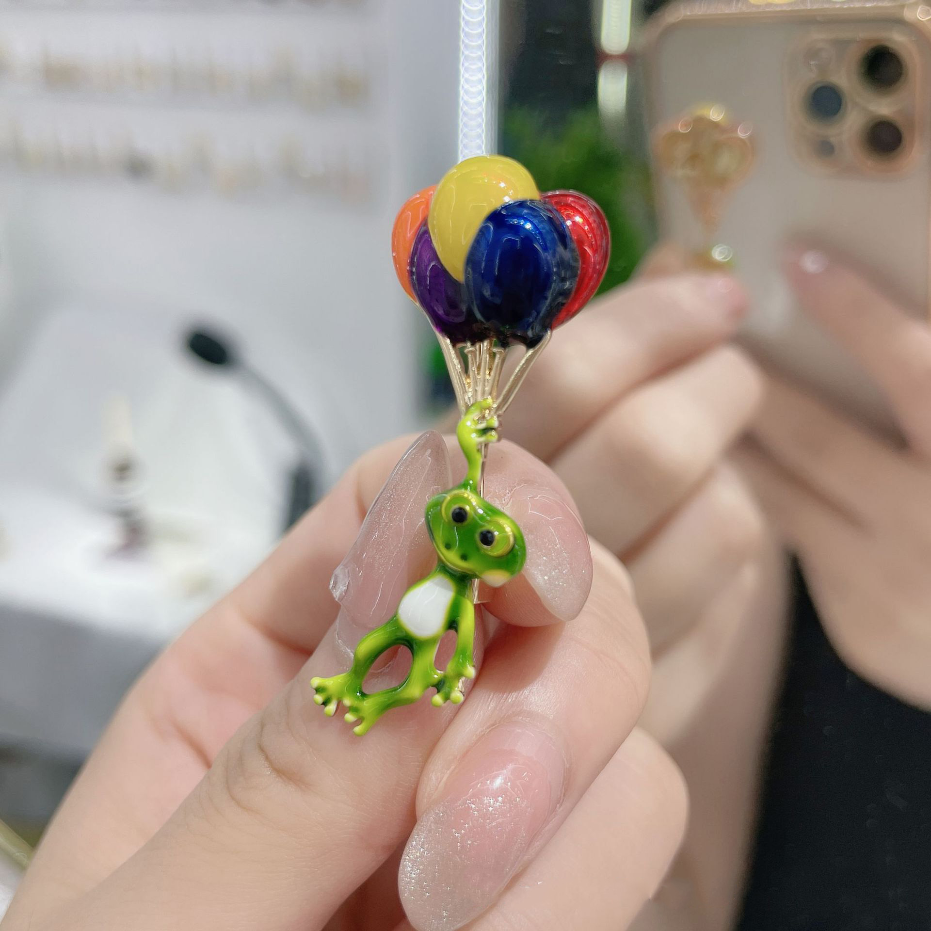 Vivid Frog Holding Colorful Ba - Embroidery Bali recension och pris