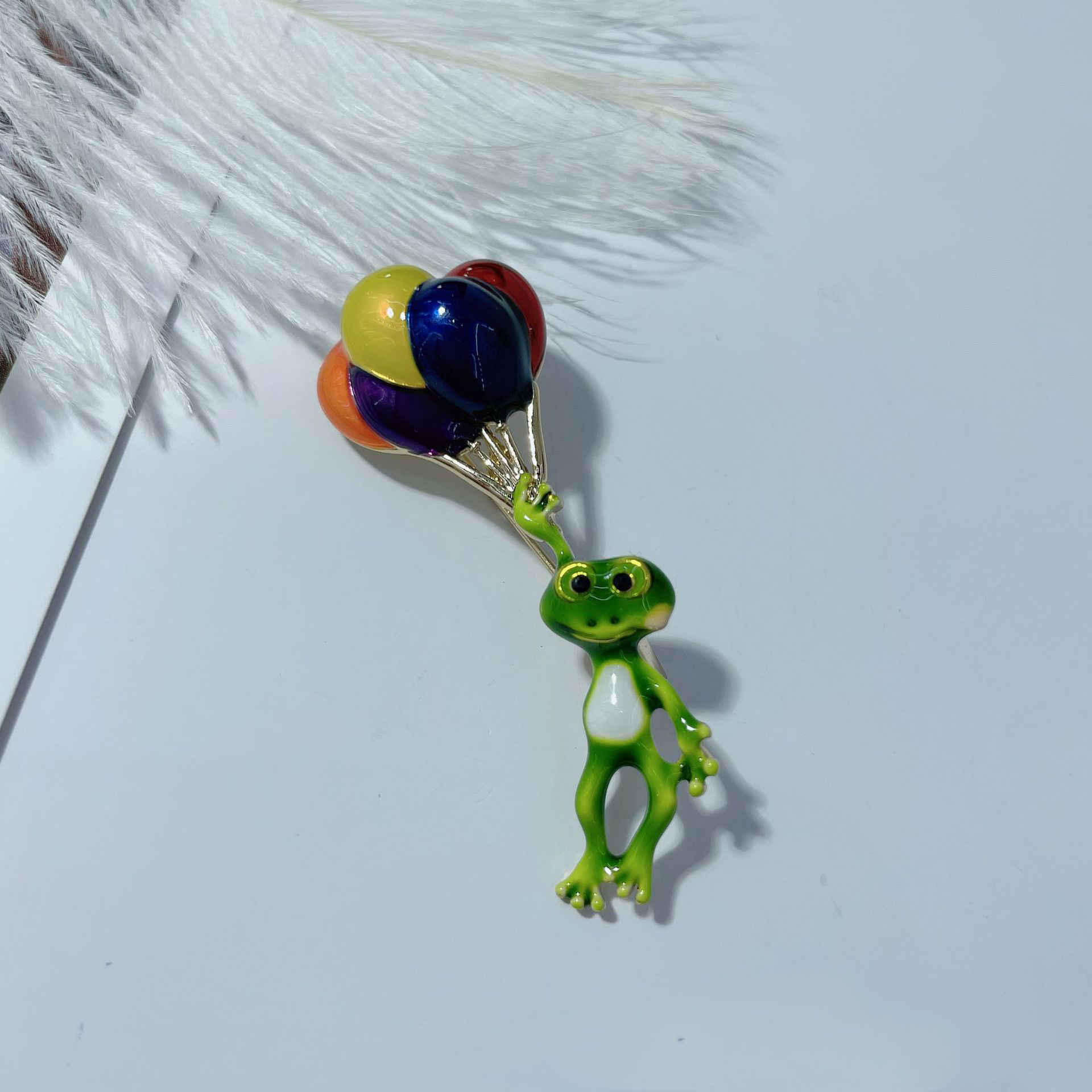 Vivid Frog Holding Colorful Ba - Embroidery Bali recension och pris